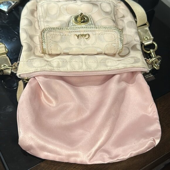 Coach Penelope Signature Jacquard Turnlock Pocket Swingpack Crossbody Bag (EUC) - Picture 13 of 16